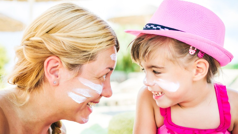 Protéger ses enfants avec de la crème solaire SPF 50 ou SPF50+